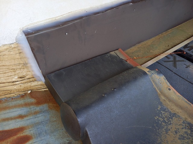 壁際の瓦の設置